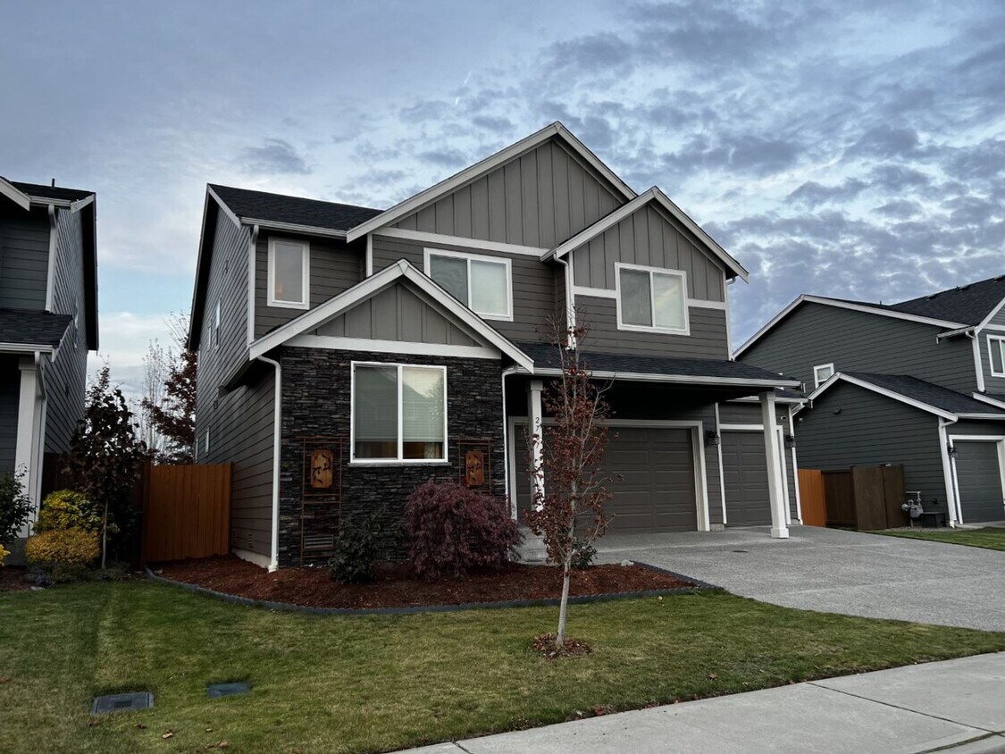 Primary Photo - Like New 4 Bedroom 2.5 bath plus Den!