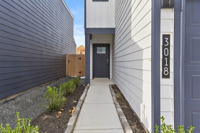 Building Photo - 3018 La Latina Dr
