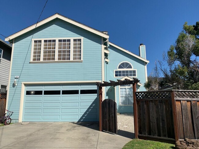 Building Photo - Spacious Bright Thee Bedroom House in El G...