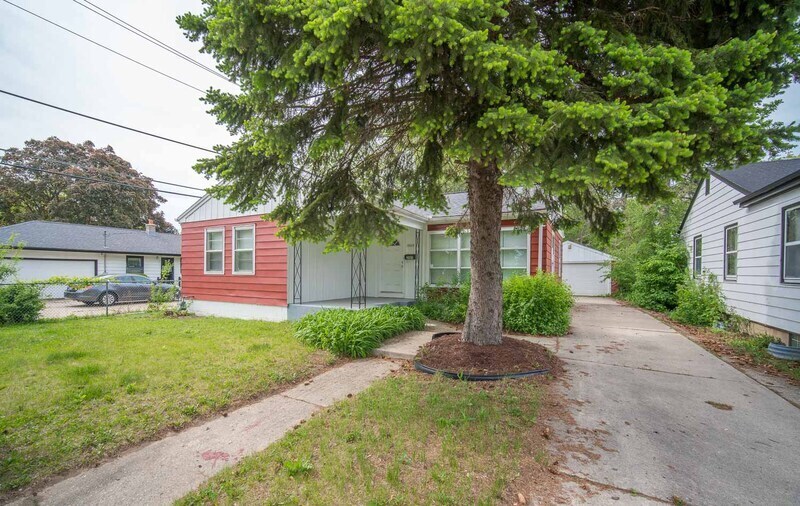 Foto principal - 2464 W Lawn Ave
