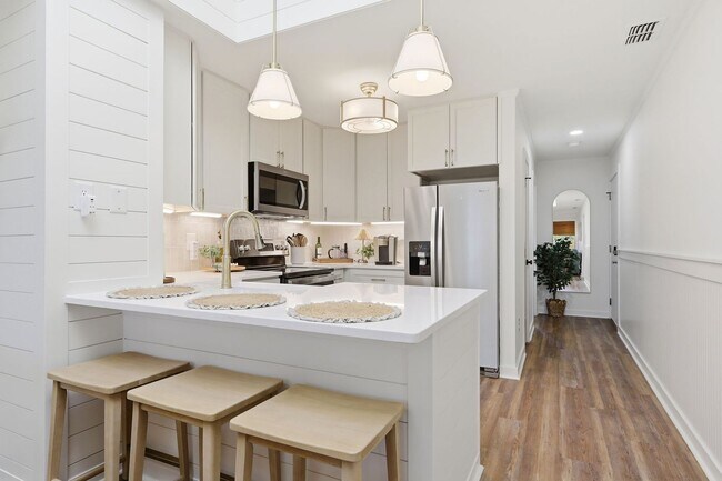 Foto del edificio - TOTAL REMODELED OFF-SEASON MONTHLY RENTAL RETREAT AWAITS YOU
