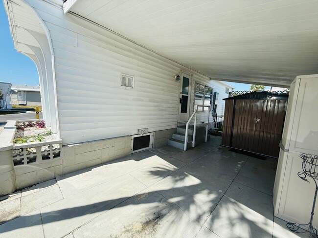 Building Photo - Beautiful fully furnished one bedroom, one bath manufactured home in a 55+ deed restricted gated ...