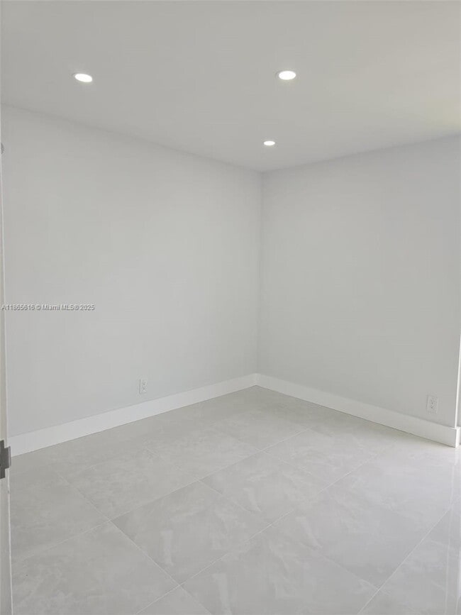 Building Photo - 2 bedroom in Sunny Isles Beach FL 33160