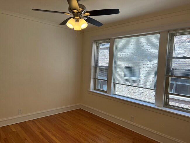 Foto del edificio - 2047-2049 W Berwyn Ave