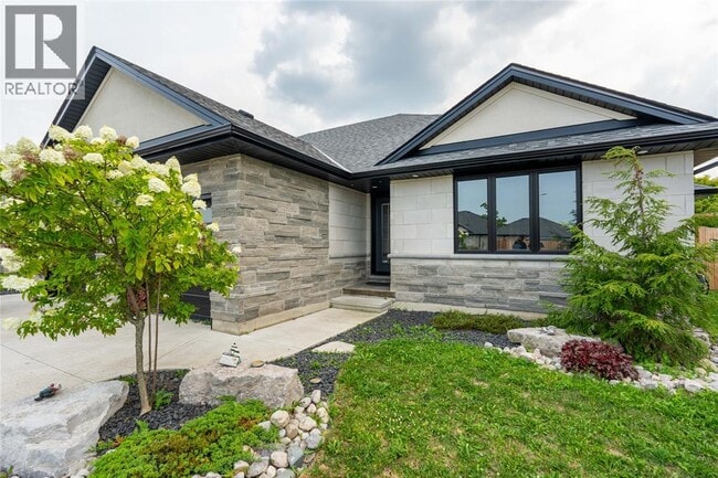 Building Photo - 709 Ferdinands Cres