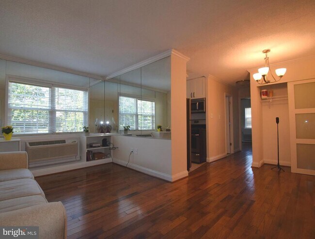Foto del edificio - 2241 Farrington Ave
