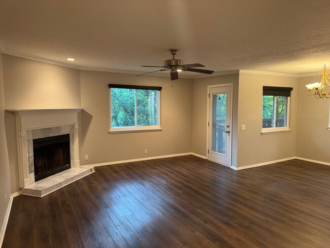Building Photo - Charming 3 bed 2 bath Townhouse near Nippe...