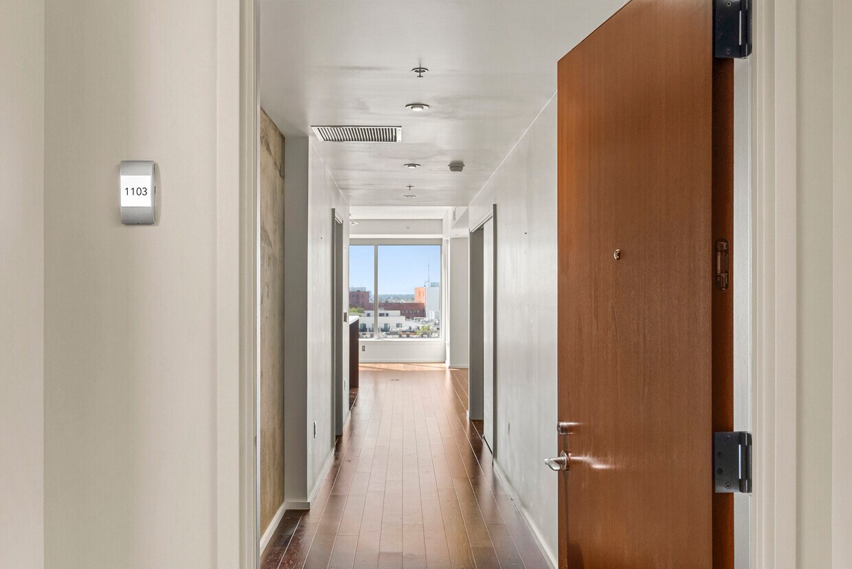 Foto principal - 1155 S Grand Ave