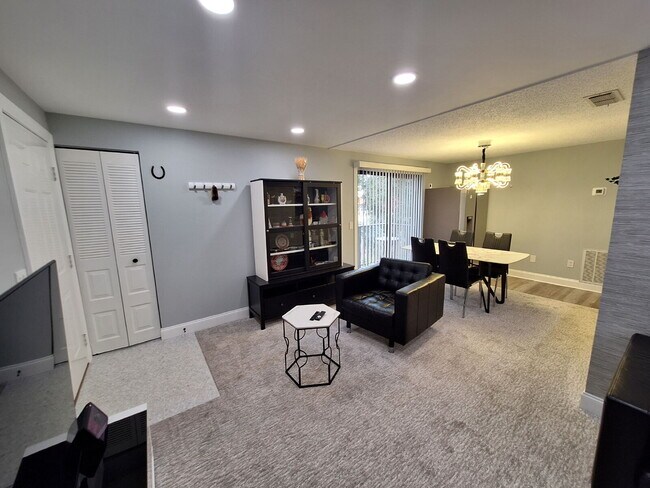 Foto del edificio - Second Floor Annual rental available now in the 55+ condominium community of Cedar Woods.