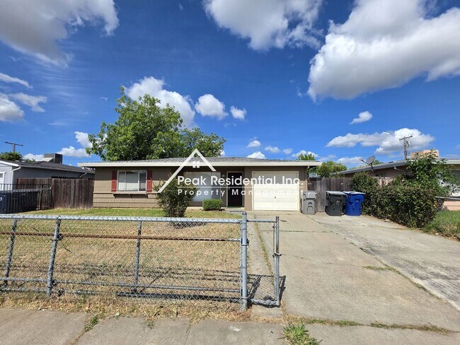 Foto del edificio - A Charming 3bd/1ba Fruitridge Manor Area Home with Garage