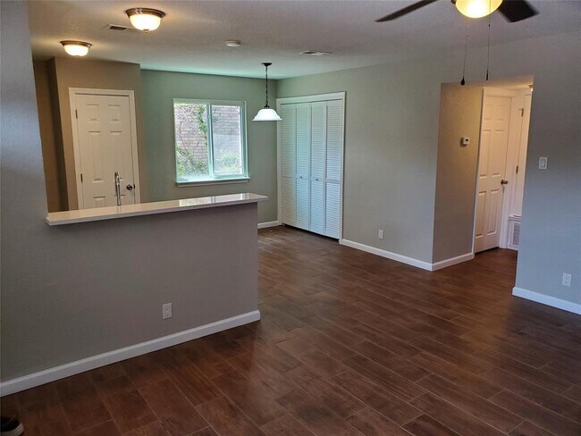 Foto del edificio - 5502 Rose Hill Cir