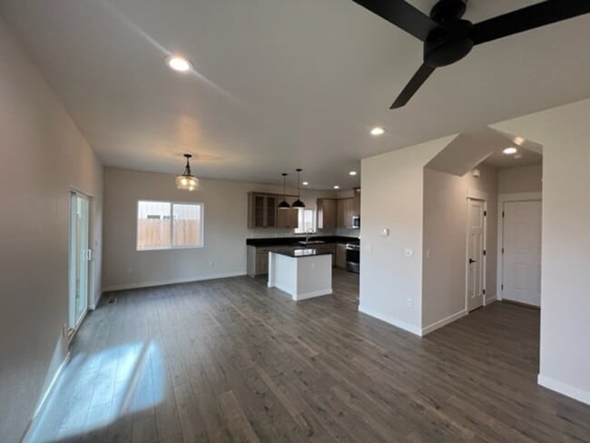 Foto del edificio - ALMOST NEW CONSTRUCTION/ 4 BEDROOM IN NEWER UPCOMING NEIGHBORHOOD