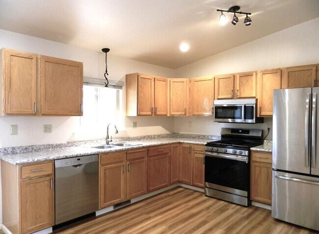 Building Photo - Lovely 3 bedroom, 2 bathroom house with a ...