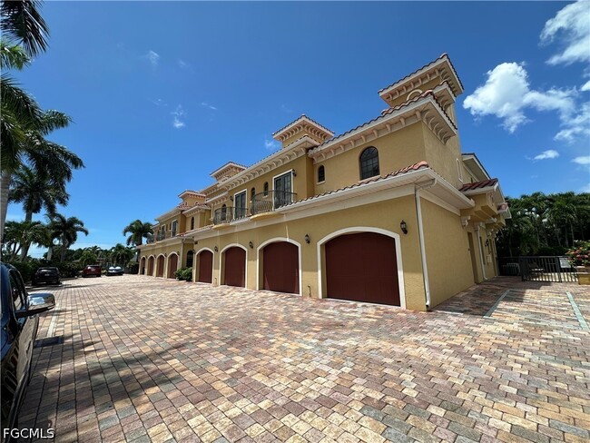 Building Photo - 4910 SW 17th Pl