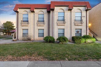Building Photo - 833 Country Club Dr SE