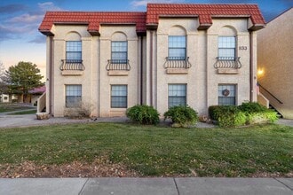 Building Photo - 833 Country Club Dr SE