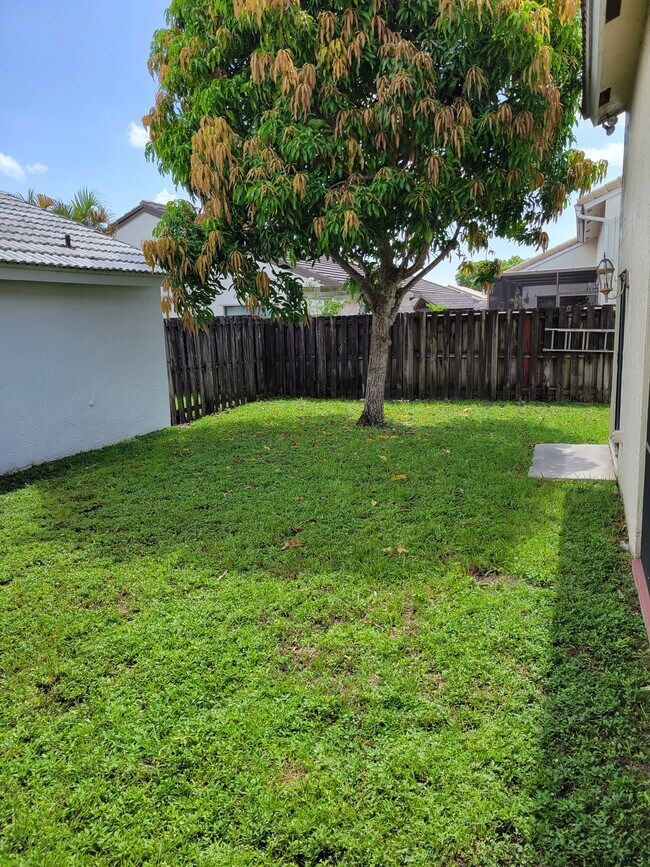 Foto del edificio - 5881 Chester Ln