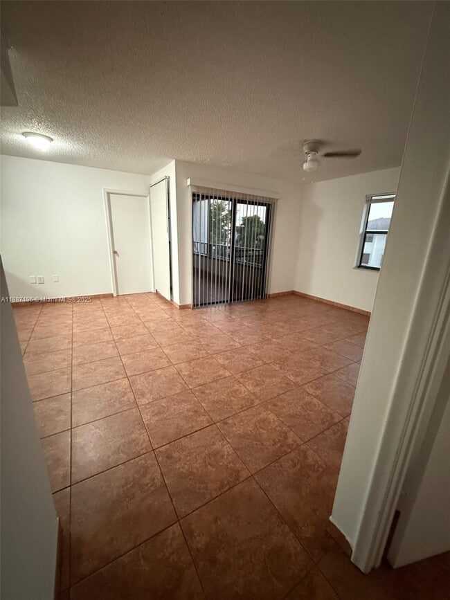 Foto del edificio - 10843 NW 7th St