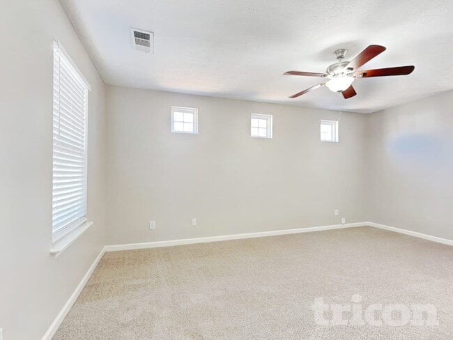 Foto del edificio - 242 Oak Grove Way