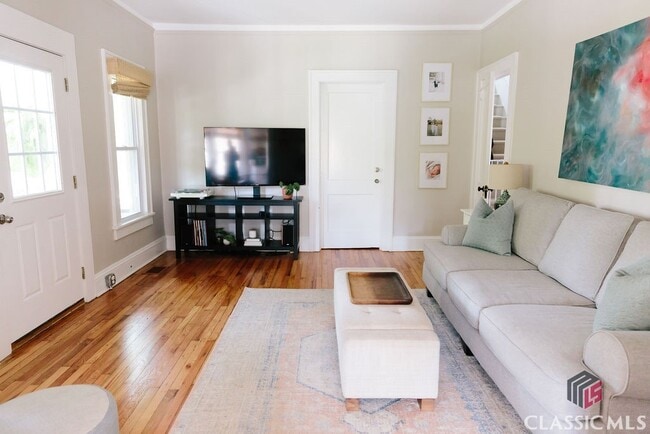 Building Photo - 446 Morton Ave