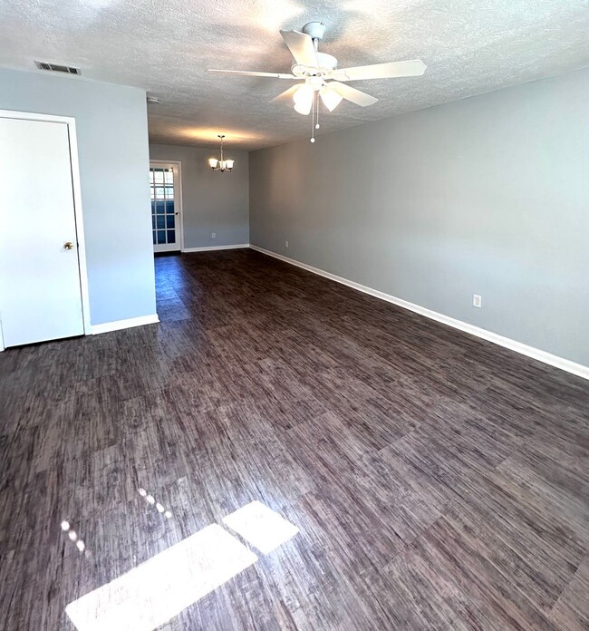 Building Photo - Adorable end unit with 2 Bedroom 1.5 bath ...