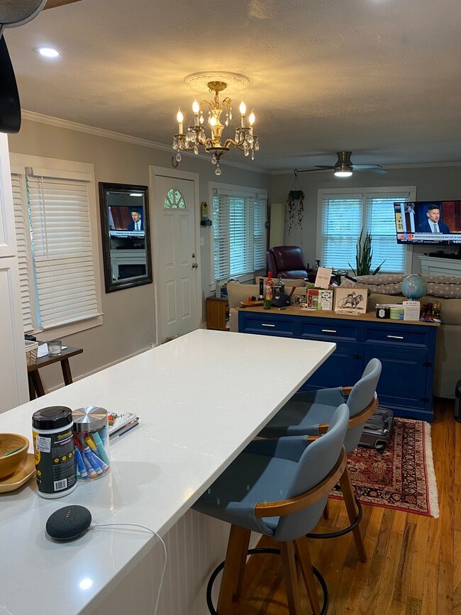 Foto del edificio - 1324 Central St