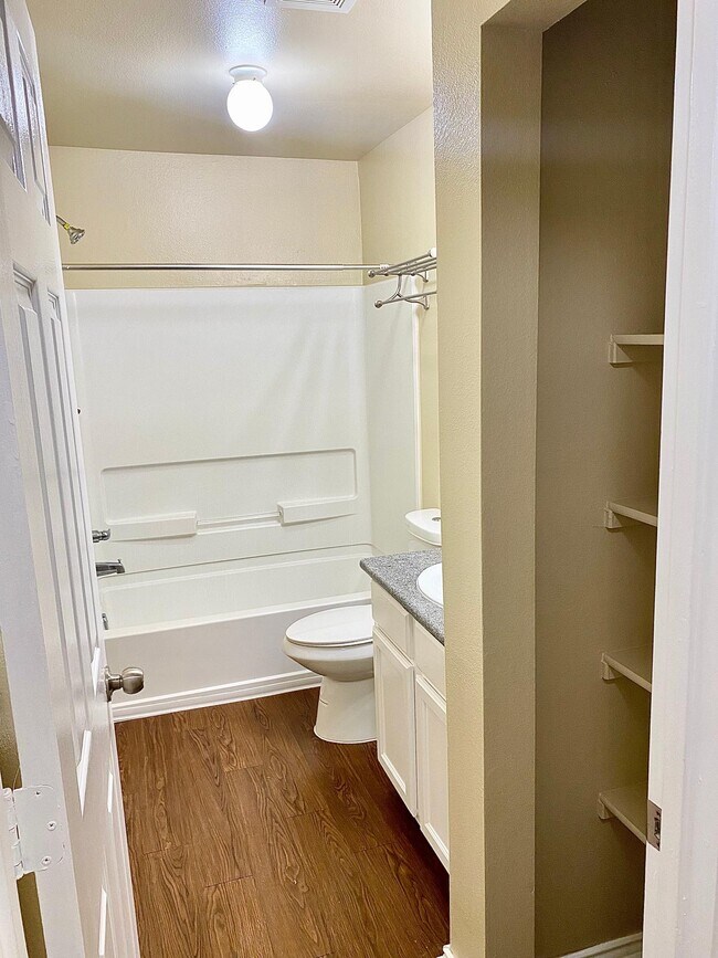 Full Bath Granite Countertops - 10811 Mathom Landing