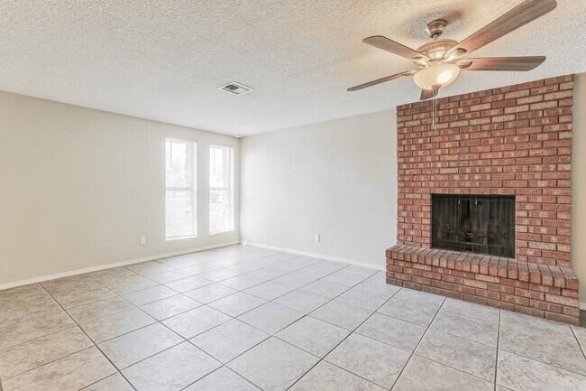 Building Photo - 1616 W Los Arboles Pl