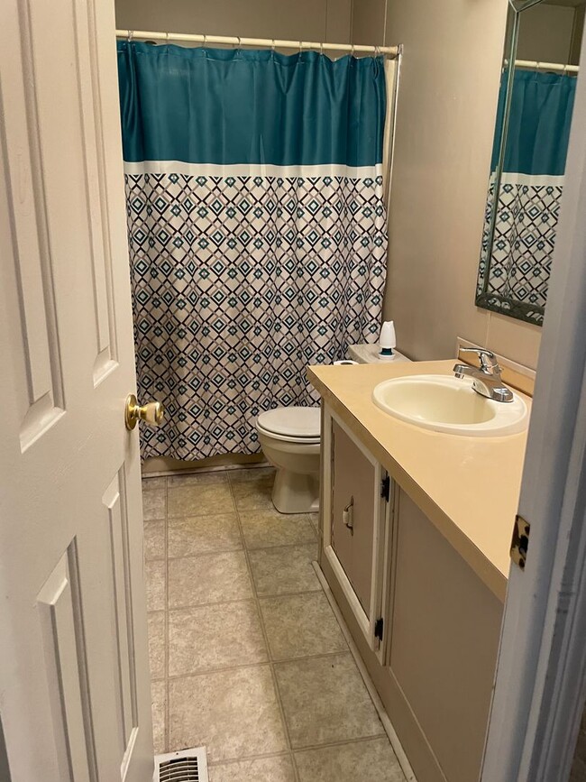 Building Photo - Three Bedroom , 2 Bathroom , large yard