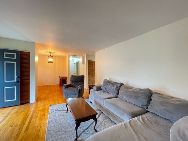 Foto del edificio - Large Furnished Rancher that Includes Lawn...