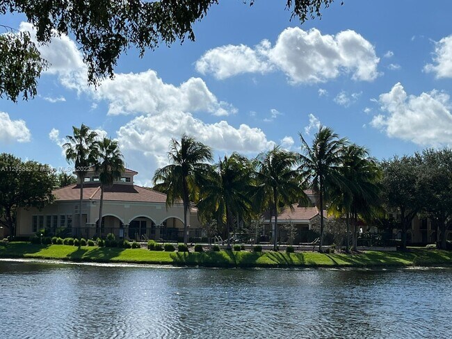 Foto del edificio - 2544 Centergate Dr