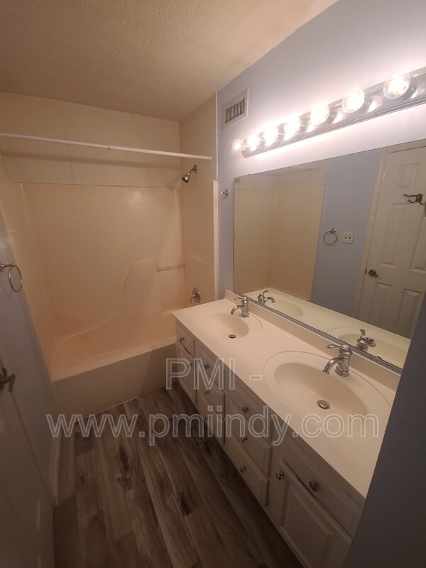 Building Photo - 1211 Green River Ct