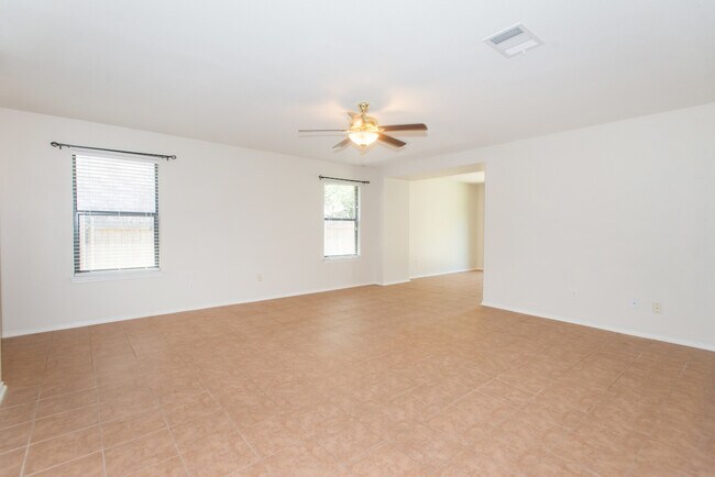 Building Photo - Close to Community Amenities!  Well mainta...