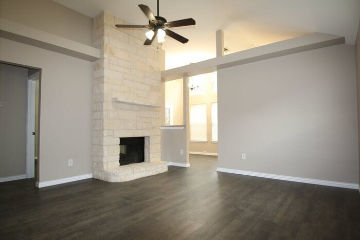 Primary Photo - Charming 3/2 Dream Home! Cozy Wood Burning...
