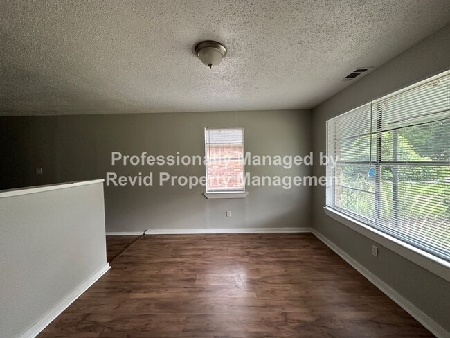 Building Photo - Spacious 3 Bedroom 1 Bath Home!