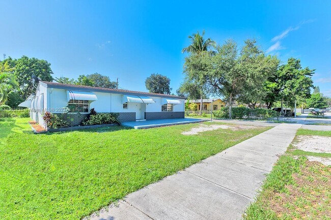 Building Photo - 6130 SW 32nd St