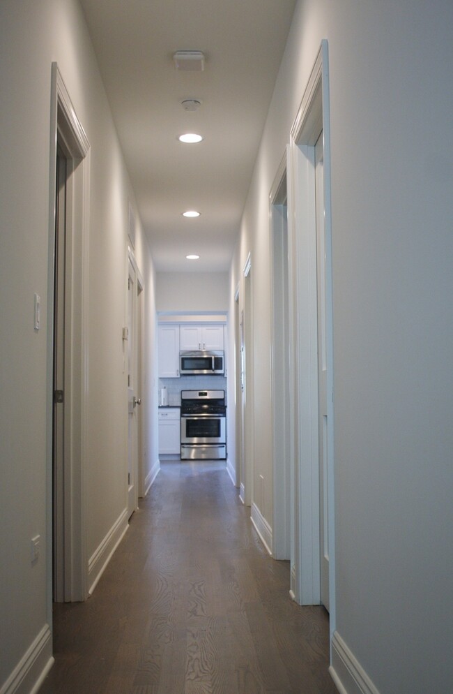 Building Photo - 2653 N Wilton Ave