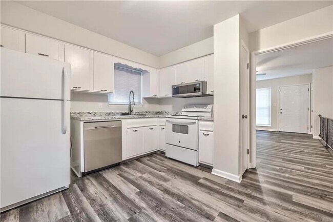 Building Photo - 3 Bedroom 2 Bath Duplex Now Available!