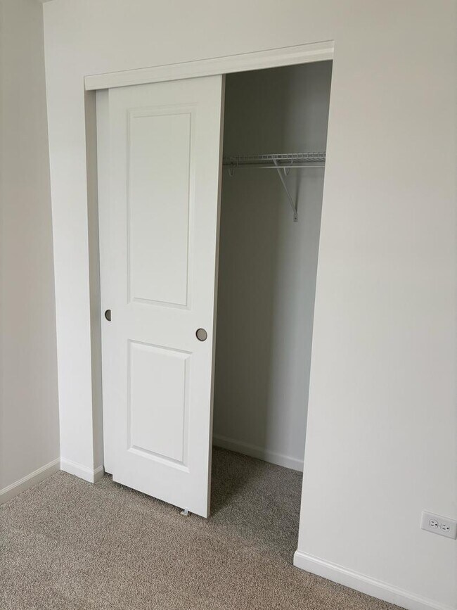 Foto del edificio - 450 Hathaway Ln