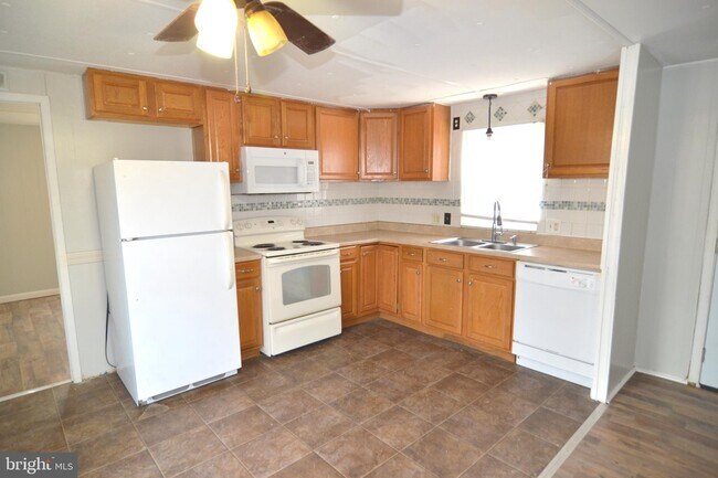 Building Photo - 13025 Saunders Marina Pl