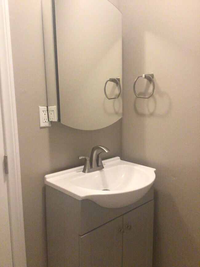 Building Photo - ESMERALDA CASITA (2BR)