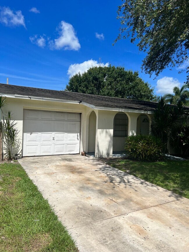 Foto del edificio - 3 BEDROOM, 2 BATH HOME IN THE HEART FORT P...