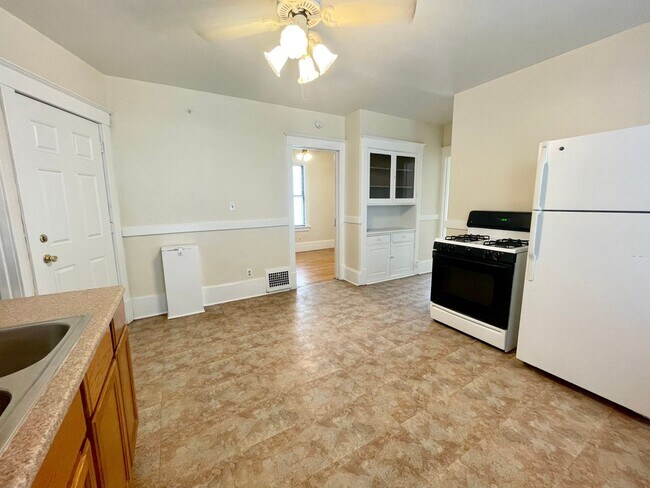 Building Photo - 2653 S 15th Pl