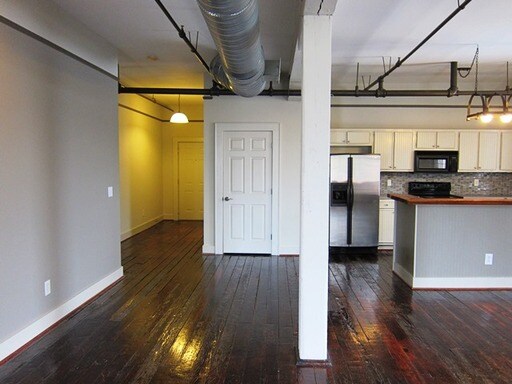 Building Photo - 440 E 4th St
