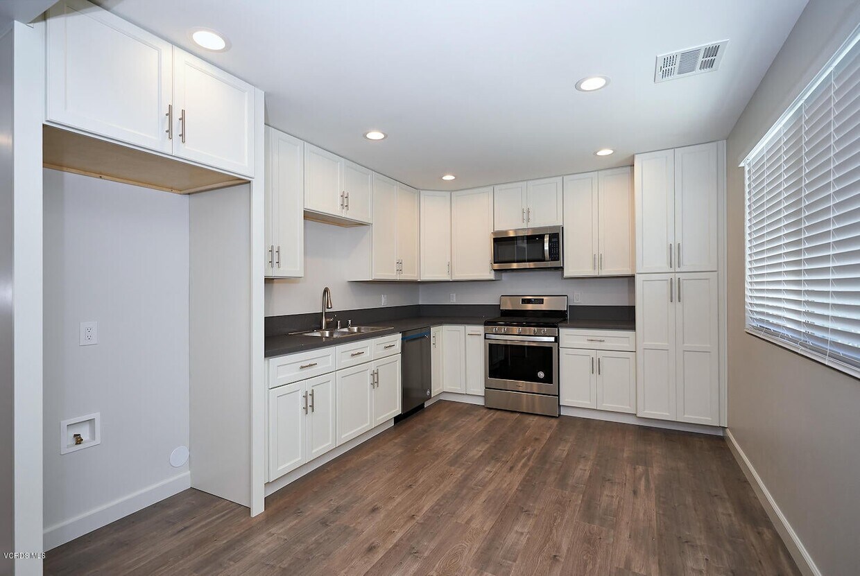 Building Photo - 127 Bundren St