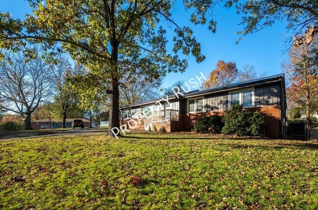 Foto del edificio - 205 Hilltop Dr