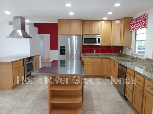 Building Photo - 2873 SE Eagle Dr