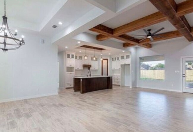 Building Photo - Charming 4B 3B  House in Los Fresnos
