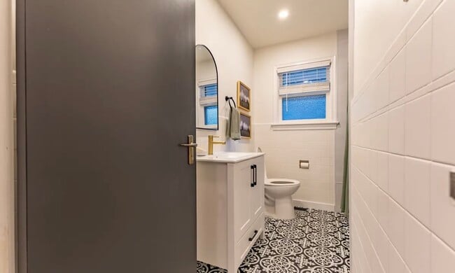 Building Photo - 400 Coombs Av