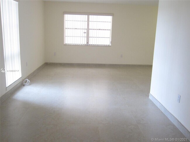 Foto del edificio - 10 SW 108th Ave